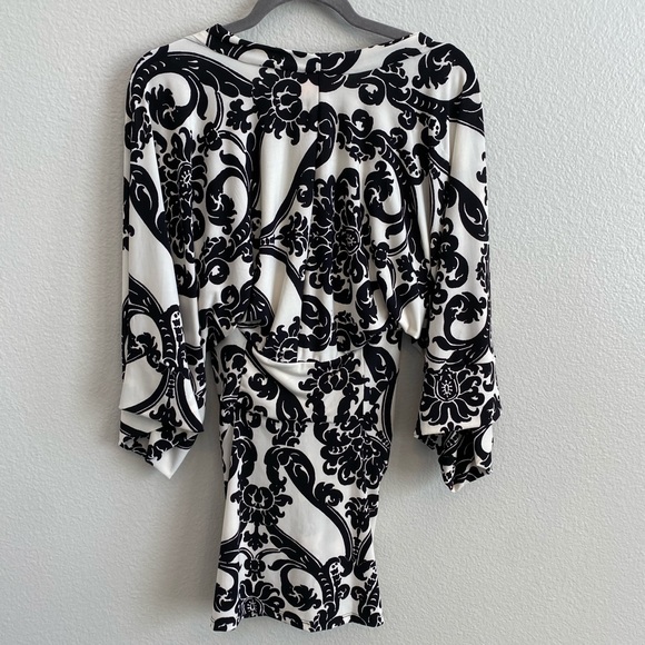 Gorgeous Ivory dress with Black Jaquard print. Stretch jersey. Size Medium. - Picture 5 of 6